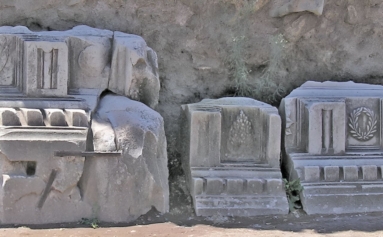 Your audio guide of Rome: Tempel van Divus Iulius | SmartGuide, image size:1280x792