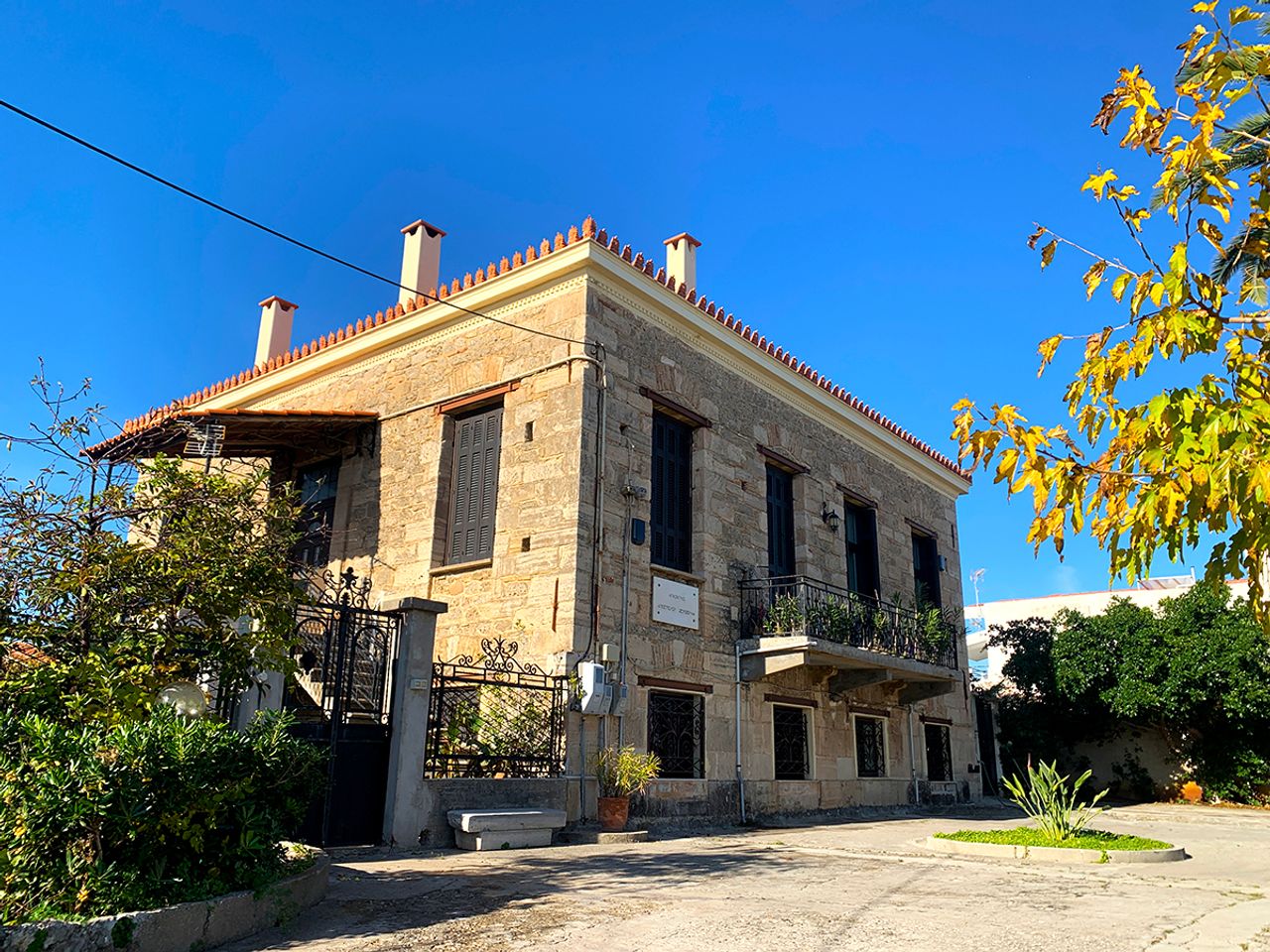 Erkak parkda qizlarga erkalayapti