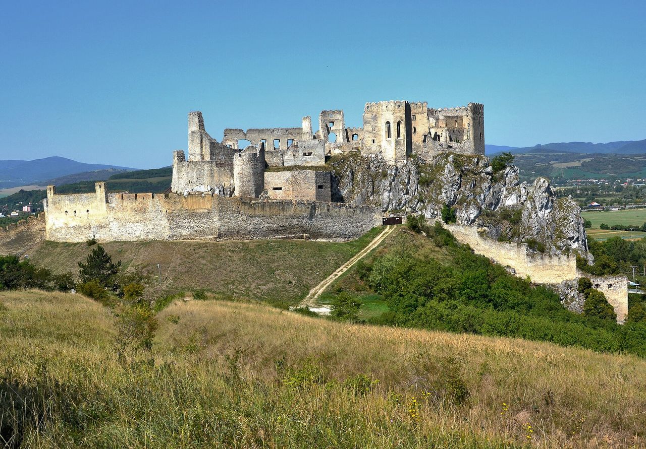 Váš audioprůvodce destinací Beckov: Hrad Beckov | SmartGuide