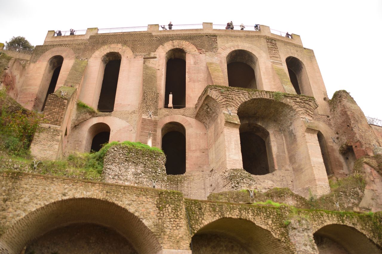 Mundo Romano - Vista de la ciudad eterna, al fondo el Coliseo Romano y en  la parte baja de la imagen se observan algunas Insulas características de  la época | Facebook, image size:1280x853